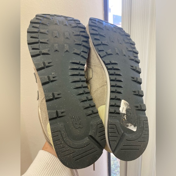 New Balance Men’s 7.5 / Women’s 9 NB Beige Sneakers - Picture 5 of 9